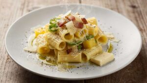 Pasta crema di patate e porro: la ricetta con guanciale croccante che stupisce sempre